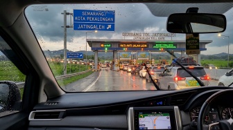 Hujan, Luka, dan Jalan Panjang Menuju Rumah