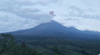 Gunung Semeru Menggeliat Dua Kali: Erupsi 1.000 Meter, Warga Lumajang-Malang Diimbau Siaga Level III