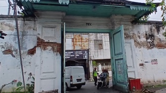 Duh! Atap di Pintu Gapit Kulon Keraton Solo Ambrol, Ditemukan Ada Tembok yang Retak