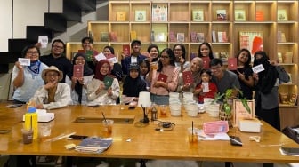 Lebih dari Sekadar Kopi: Menjelajah Sudut Baca Alternatif di Kopi Aloo Lokananta Solo