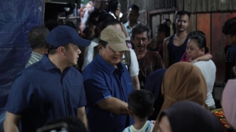 Blusukan Prabowo ke Bantaran Rel Senen Dinilai Lebih Spontan, Pengamat Bandingkan dengan Gaya Jokowi