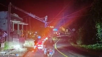 Drama Subuh di Tanjakan Habibi: Jalur Wisata Sawarna Lumpuh Total Akibat Pohon Tumbang