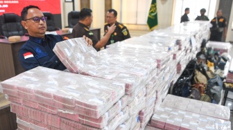 Petugas menata barang bukti yang ditunjukkan saat konferensi pers di Kantor Kejaksaan Tinggi Kalimantan Timur di Samarinda, Kaltim, Kamis (26/3/2026). [ANTARA FOTO/M Risyal Hidayat/bar]
