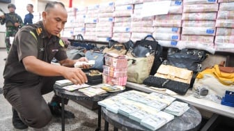 Petugas menata barang bukti yang ditunjukkan saat konferensi pers di Kantor Kejaksaan Tinggi Kalimantan Timur di Samarinda, Kaltim, Kamis (26/3/2026). [ANTARA FOTO/M Risyal Hidayat/bar]