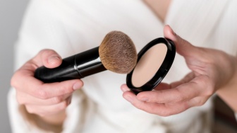5 Pilihan Setting Powder untuk Mengunci Makeup agar Tahan Lama dan Bebas Kilap