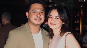 Calon Suami Joanna Alexandra Ziarah ke Makam Raditya Oloan