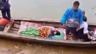 Menantang Maut di Aliran Cikaso: Ketika Jalan Rusak Memaksa Warga Cilampahan Nyebrang dengan Perahu