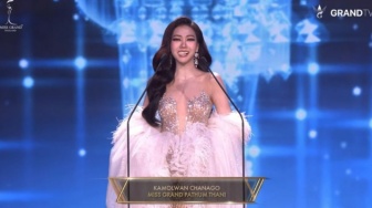 Lagi Tampil di Panggung, Gigi Palsu Kontestan Miss Grand Thailand Copot