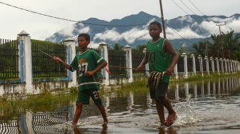 Seorang anak melintas di sekitar pinggiran Danau Sentani di Kalkhote, Asei Besar, Sentani Timur, Kabupaten Jayapura, Papua, Jumat (27/3/2026). [ANTARA FOTO/Gusti Tanati/sgd]