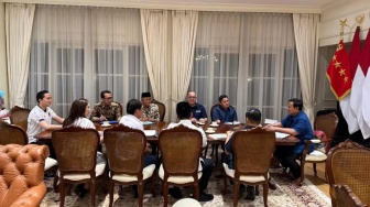 Presiden Prabowo Subianto saat memberikan instruksi kepada Direktur Utama KAI untuk melakukan inventarisasi permukiman warga di bantaran rel. [Handout]