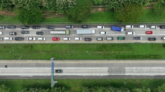 Foto udara sejumlah kendaraan melintas saat penerapan rekayasa lalu lintas satu arah atau one way di ruas Tol Cikopo-Palimanan, Kabupaten Majalengka, Jawa Barat, Jumat (27/3/2026). [ANTARA FOTO/Fauzan/sgd]
