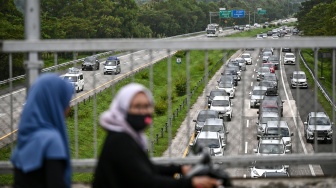 Sejumlah kendaraan melintas saat penerapan rekayasa lalu lintas satu arah atau one way di ruas Tol Cikopo-Palimanan, Kabupaten Majalengka, Jawa Barat, Jumat (27/3/2026). [ANTARA FOTO/Fauzan/sgd]