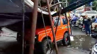 Amukan Angin Kencang Robohkan Reklame Raksasa di Simpang Buahbatu, 4 Kendaraan Jadi Korban