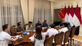 Presiden Prabowo Subianto saat memberikan instruksi kepada Direktur Utama KAI untuk melakukan inventarisasi permukiman warga di bantaran rel. [Handout]