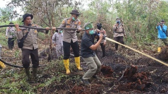 Rocky Gerung Ikut Padamkan Karhutla di Dumai, Begini Tanggapannya