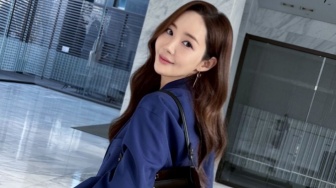 4 Ide Daily Outfit Feminin ala Park Min Young, Tampil Chic dan Elegan!