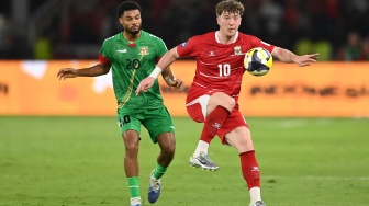 Pesepak bola Timnas Indonesia Ole Romeny (kanan) berebut bola dengan pesepak bola Saint Kitts and Nevis, Kyle Kelly (kiri) saat pertandingan FIFA Series 2026 di Stadion Utama Gelora Bung Karno (SUGBK), Senayan, Jakarta, Jumat (27/3/2026). [ANTARA FOTO/Asprilla Dwi Adha/hma/wpa]