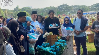 Keluarga Vidi Aldiano Bagikan Baju Almarhum di Hari Ulang Tahun, Jadi Amal Jariyah