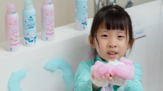 Ketahui Manfaat Tak Terduga Bermain Busa Lembut Saat Mandi untuk Perkembangan Otak Si Kecil