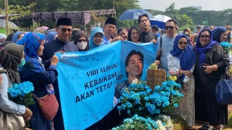 Keluarga dan Fans Rayakan Ulang Tahun Vidi Aldiano di TPU Tanah Kusir