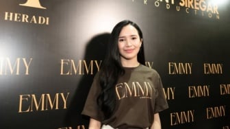 Beby Tsabina Ungkap Peran Menantang di Film Emmy: Harus Pegang Senjata!