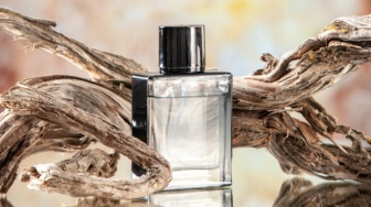 5 Rekomendasi Parfum Pria Aroma Woody yang Tahan Lama untuk Aktivitas Harian
