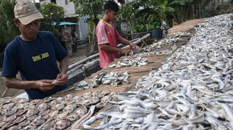 Pengrajin ikan asin menjemur ikan asin layur dan ikan asin bilis di Kalibaru, Cilincing, Jakarta, Senin (30/3/2026). [ANTARA FOTO/Sulthony Hasanuddin/bar]
