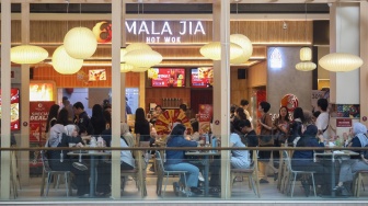 Warga mengunjungi salah satu pusat perbelanjaan di Jakarta, Senin (30/3/2026). [Suara.com/Alfian Winanto]