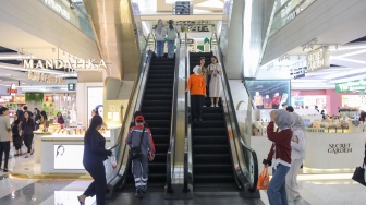 Warga mengunjungi salah satu pusat perbelanjaan di Jakarta, Senin (30/3/2026). [Suara.com/Alfian Winanto]