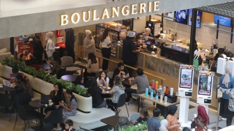 Warga mengunjungi salah satu pusat perbelanjaan di Jakarta, Senin (30/3/2026). [Suara.com/Alfian Winanto]