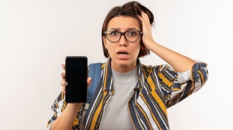 8 Cara Menghidupkan HP yang Mati Total Tanpa Tombol Power dan Volume