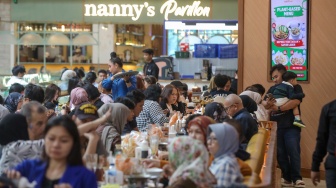 Warga mengunjungi salah satu pusat perbelanjaan di Jakarta, Senin (30/3/2026). [Suara.com/Alfian Winanto]