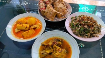 Lebaran Topat di Lombok: Ziarah, Rebutan Ketupat, hingga Pedagang Dadakan Banjir Rezeki