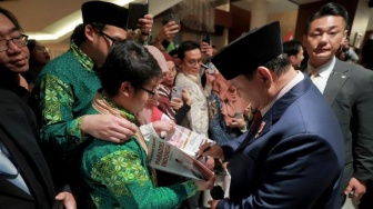 Deg-degan, Diaspora di Jepang Berhasil Dapat Tanda Tangan Prabowo