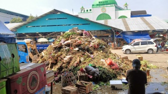 Bau Busuk Tak Menghalangi, Ali Setia Berjualan di Pasar Induk Kramat Jati