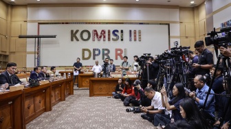 Ketua Komisi III DPR Habiburokhman (kiri) memimpin Rapat Dengar Pendapat Umum (RDPU) terkait kasus videografer Amsal Christy Sitepu yang dituduh melakukan korupsi anggaran proyek video profil desa di Kompleks Parlemen, Senayan, Jakarta, Senin (30/3/2026). [ANTARA FOTO/Dhemas Reviyanto/sgd]