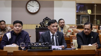 Ketua Komisi III DPR Habiburokhman (tengah) bersama Anggota Komisi III Rikwanto (kanan) dan Anggota Komisi VI Kawendra Lukistian (kiri) mengikuti Rapat Dengar Pendapat Umum (RDPU) terkait kasus videografer Amsal Christy Sitepu yang dituduh melakukan korupsi anggaran proyek video profil desa di Kompleks Parlemen, Senayan, Jakarta, Senin (30/3/2026). [ANTARA FOTO/Dhemas Reviyanto/sgd]

