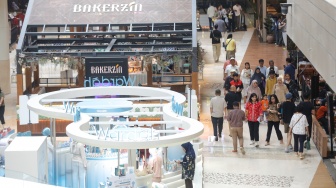 Warga mengunjungi salah satu pusat perbelanjaan di Jakarta, Senin (30/3/2026). [Suara.com/Alfian Winanto]