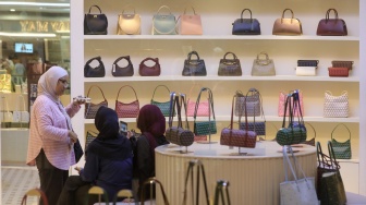Warga belanja tas salah satu pusat perbelanjaan di Jakarta, Senin (30/3/2026). [Suara.com/Alfian Winanto]