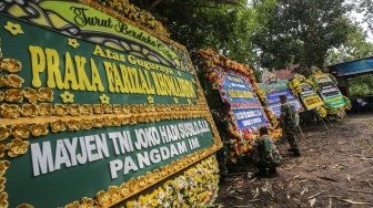 Rumah Praka Farizal Dipenuhi Karangan Bunga Dukacita