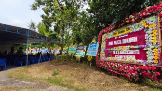 Deretan Karangan Bunga Pejabat Tinggi Hiasi Kediaman Almarhum Praka Farizal, Ada dari Megawati