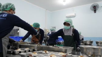Dapur MBG Kembali Beroperasi Usai Libur Lebaran, Relawan: Kangen Suara Ompreng