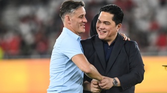 Ketua PSSI Erick Thohir (kanan) berbincang dengan pelati Timnas Indonesia John Herdman (kiri) usai melawan Timnas Bulgaria pada pertandingan final FIFA Series 2026 di Stadion Utama Gelora Bung Karno (SUGBK), Senayan, Jakarta, Senin (30/3/2026). [ANTARA FOTO/Asprilla Dwi Adha/bar]