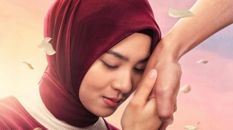 Pernikahan Tanpa Rasa Zee Asadel dan Emir Mahira di Film Kupilih Jalur Langit