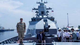 Prajurit Angkatan Laut Federasi Rusia berjaga Kapal Korvet Gromky-335 saat bersandar di Pelabuhan Tanjung Priok, Jakarta, Selasa (31/3/2026). [ANTARA FOTO/Asprilla Dwi Adha/wpa]