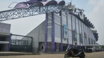Pengendara sepeda motor melintas di dekat Stadion Indomilk Arena yang mengalami kerusakan pada bagian atap tribun di Kelapa Dua, Kabupaten Tangerang, Banten, Selasa (31/3/2026). [ANTARA FOTO/Putra M. Akbar/wpa]