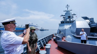 Pengunjung berfoto diatas Kapal Korvet Gromky-335 saat bersandar di Pelabuhan Tanjung Priok, Jakarta, Selasa (31/3/2026). [ANTARA FOTO/Asprilla Dwi Adha/wpa]
