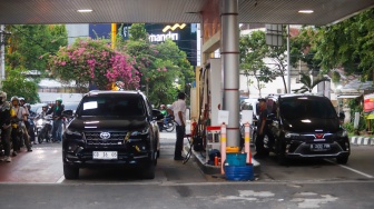 Sejumlah kendaraan mengisi bahan bakar minyak (BBM) di SPBU di Jakarta, Selasa (31/3/2026). [Suara.com/Alfian Winanto]
