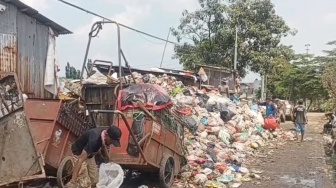 Sampah Setinggi 4 Meter Kepung TPS Rawadas, Warga Desak Tambahan Truk: 'Kasihan Masyarakat'