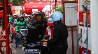 Pengendara sepeda motor mengisi bahan bakar minyak (BBM) di SPBU di Jakarta, Selasa (31/3/2026). [Suara.com/Alfian Winanto]